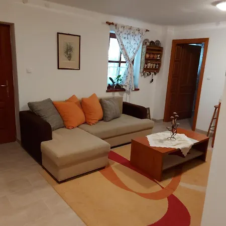Homestay Nyugalom Szigete 2 Fos Apartman 1 Haloterrel Vertessomlo